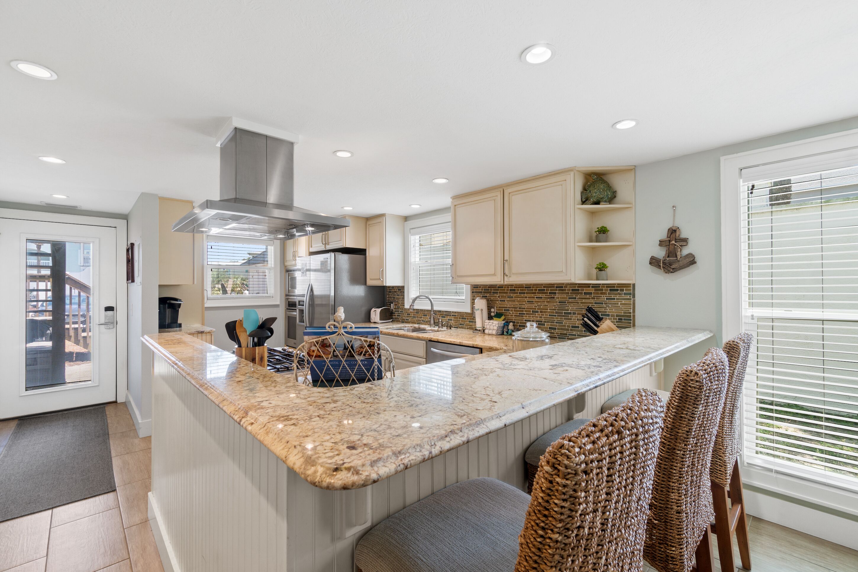 Full-size fridge, microwave, oven, stovetop