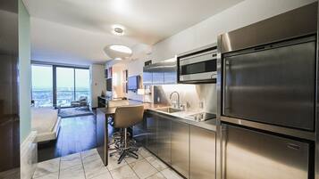 Geladeira, micro-ondas, cooktop, lava-louças