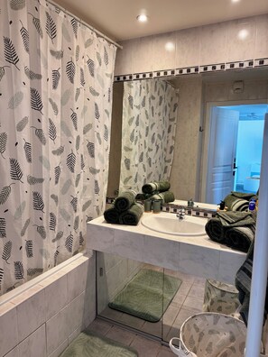 مجففات شعر، مناشف، صابون�، شامبو