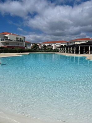 حمّام سباحة خارجي