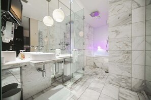 Ducha, bañera de hidromasaje, secador de pelo y toallas