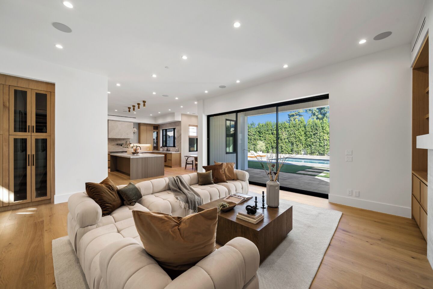 TV connectée, cheminée, espaces bureaux