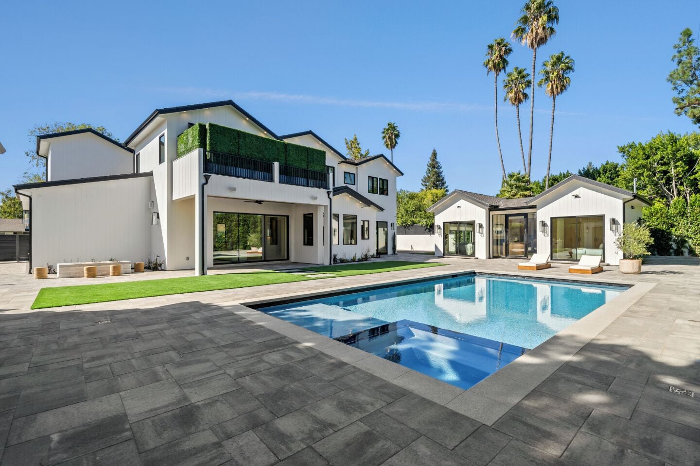 Lämmitetty uima-allas