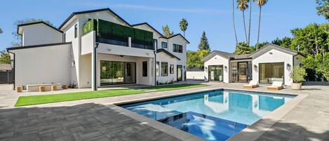 Lämmitetty uima-allas