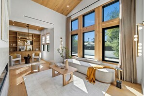 TV connectée, cheminée, espaces bureaux