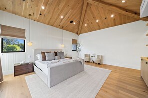 5 bedrooms, iron/ironing board, WiFi, bed sheets