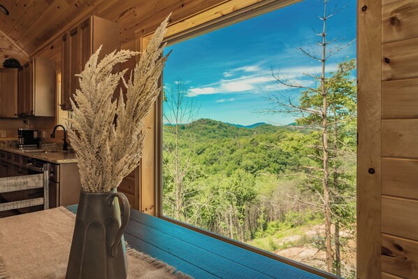 Fridge, microwave, oven, stovetop - SM Vista: VIEWS, Pool, Honeymoon, Theater, Hot tub, Wifi, Fire Pit (Sevierville)