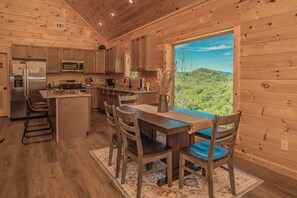 Dining - SM Vista: VIEWS, Pool, Honeymoon, Theater, Hot tub, Wifi, Fire Pit (Sevierville)