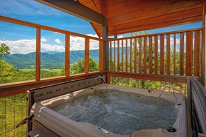Outdoor spa tub - SM Vista: VIEWS, Pool, Honeymoon, Theater, Hot tub, Wifi, Fire Pit (Sevierville)