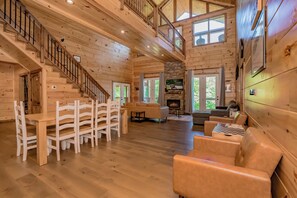 Una televisión, una chimenea, videojuegos, un futbolín