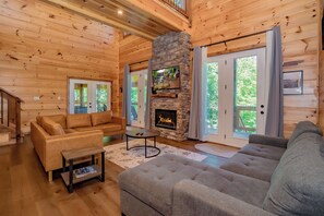 Una televisión, una chimenea, videojuegos, un futbolín