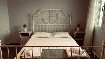 House | 1 bedroom, iron/ironing board, free WiFi, bed sheets