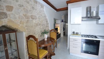 Fridge, oven, stovetop, coffee/tea maker