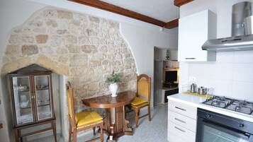 Fridge, oven, stovetop, coffee/tea maker