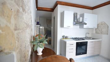 Frigorífico, horno, placa de cocina y cafetera o tetera