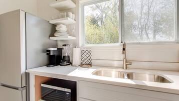 Een koelkast, een magnetron, een kookplaat