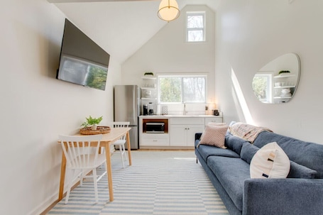 Smart TV. Guest House Near MTSU, Clean & Professionally Set