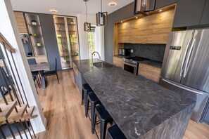 Fridge, microwave, stovetop, dishwasher - Nature - Comfort & SPA - Chalet Moderno (Sainte-Brigitte-de-Laval)