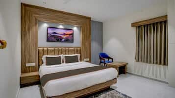 Deluxe Δίκλινο Δωμάτιο (Double), Θέα στην Πόλη | Υποαλλεργικά κλινοσκεπάσματα, γραφείο, πτυσσόμενα/έξτρα κρεβάτια