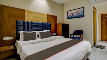 Habitació doble Deluxe, vistes a la ciutat | Roba de llit hipoal·lergògena, escriptori i llits addicionals