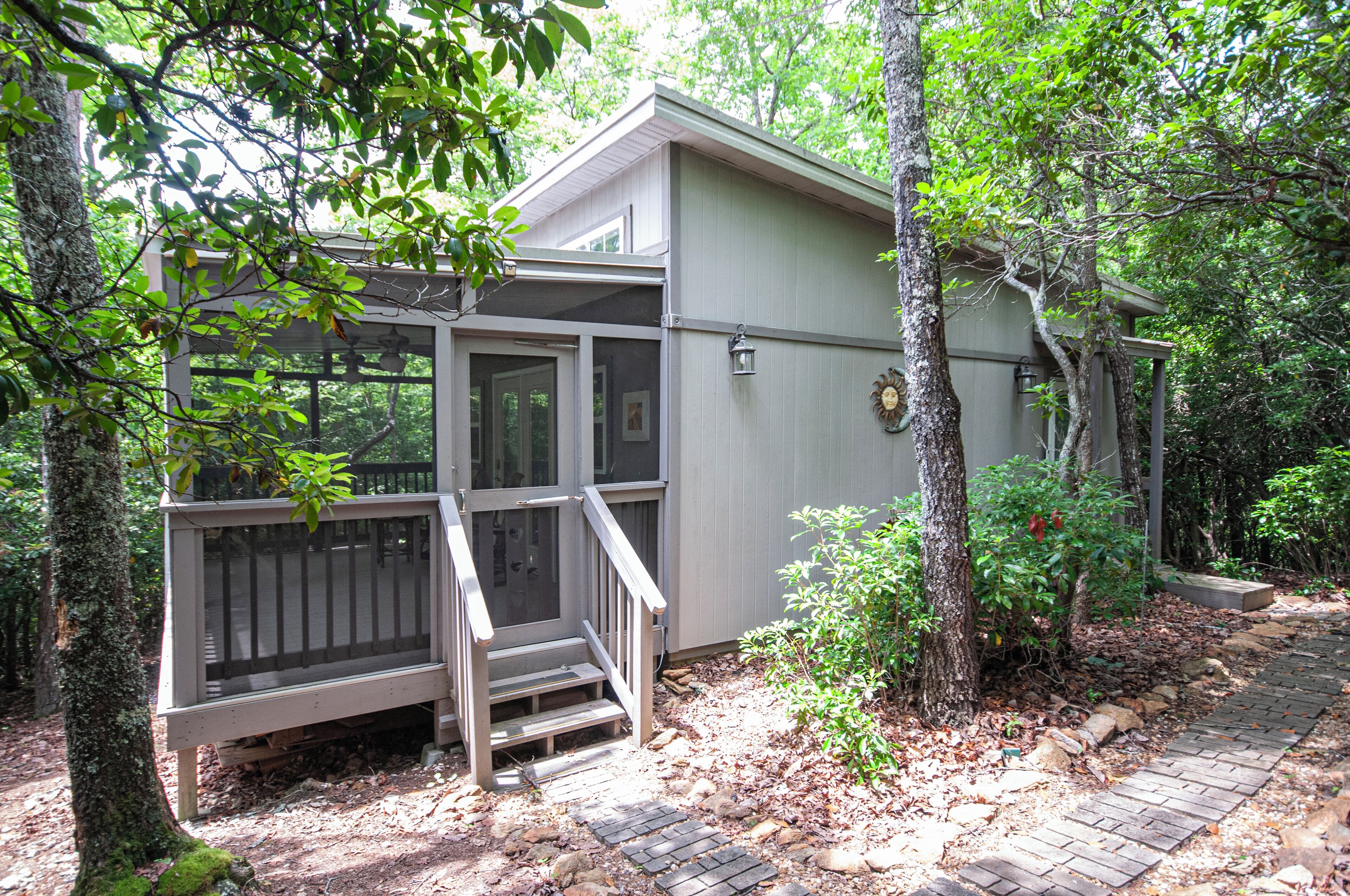 In The Woods: 1  BR, 1  BA Cabin or Bungalow in Young Harris, Sleeps 2