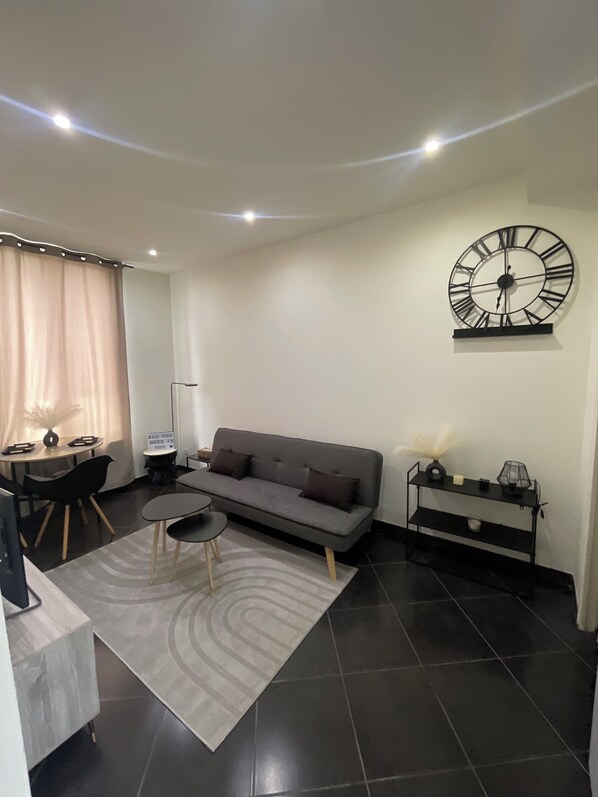 Living area - Appartement 2 Pièce Proche Paris (Aubervilliers)