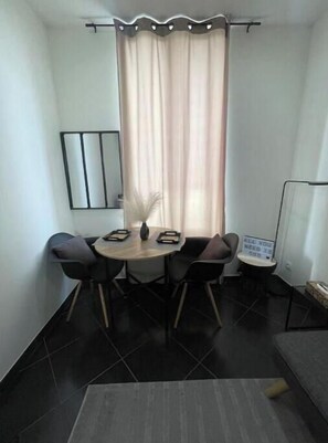 Interior - Appartement 2 Pièce Proche Paris (Aubervilliers)