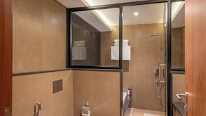 Une salle de bain moderne avec une baignoire sur pieds, une douche à parois de verre et un meuble-lavabo avec un miroir.