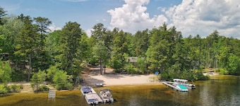 ***Beautiful Cottage Just a "Stones Throw" from Beautiful Silver Lake