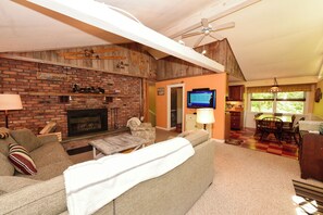 Smart TV, video games, DVD player, books - Silver Lake Retreat within feet of a Sandy Semi-Private Beach (Madison)