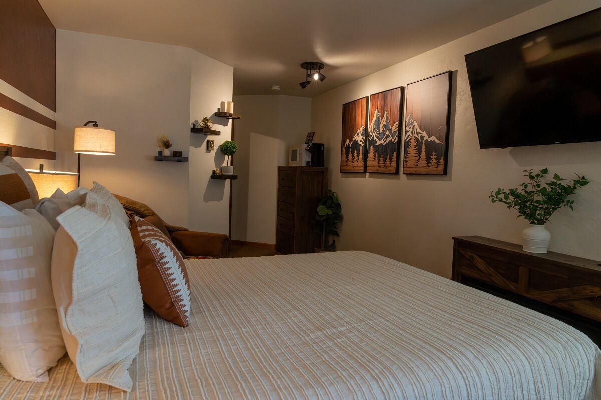 Alpenglow Retreat: Spacious 3-Bed Condo with High-Speed Internet & Gas Fireplace