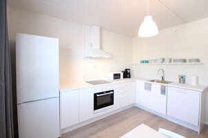 Apartamento estándar | Cocina privada | Frigorífico, microondas, horno y placa de cocina