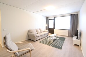 Apartamento estándar | Zona de estar | Televisión de 32 pulgadas con canales por cable