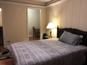 4 bedrooms, iron/ironing board, WiFi, bed sheets - Cute house in a central location near cape fear hospital and Fort Liberty. (Fayetteville)