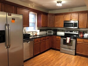 Frigorífico, microondas, horno y placa de cocina