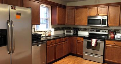Cute house in a central location near cape fear hospital and Fort Liberty.