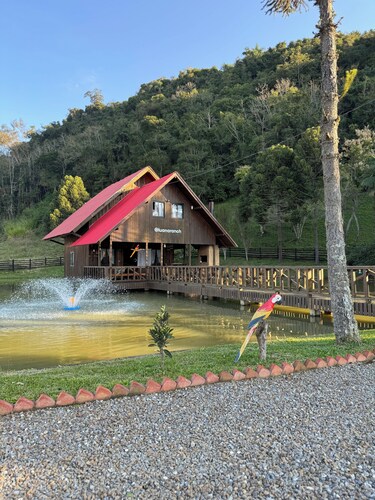 Chalé Dentro da Lagoa, Ambiente Silencioso em Meio a Natureza, Porém no Centro