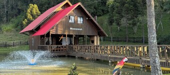 Chalé Dentro da Lagoa, Ambiente Silencioso em Meio a Natureza, Porém no Centro