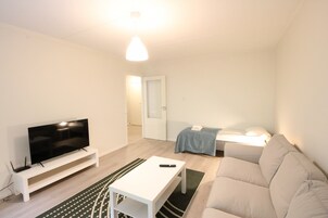 Apartamento estándar | Zona de estar | Televisión de 32 pulgadas con canales por cable