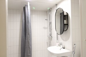 Lägenhet Standard | Badrum | Dusch, hårtork, handdukar och toalettpapper