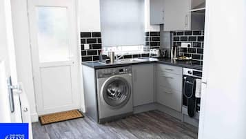 House | Private kitchen | Fridge, microwave, oven, stovetop