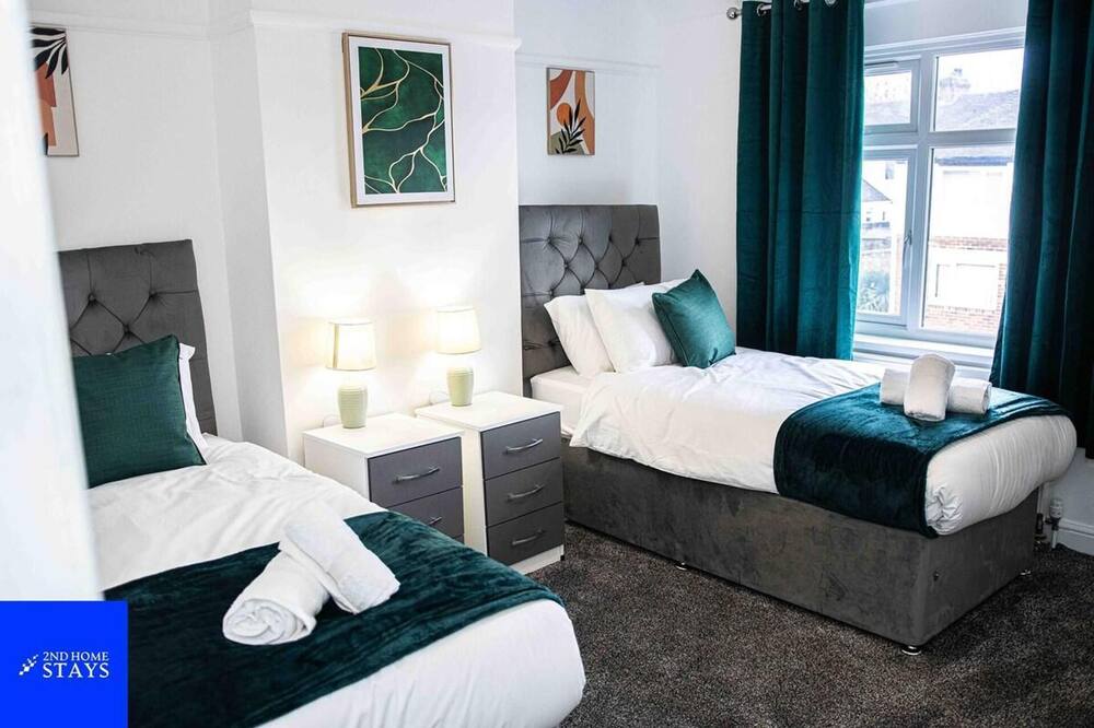 Stoke House Sleeps 5 With Garden and Parking - Baldwins Gate