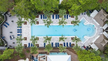 Una piscina al aire libre, una piscina climatizada