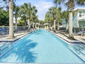 Una piscina al aire libre, una piscina climatizada