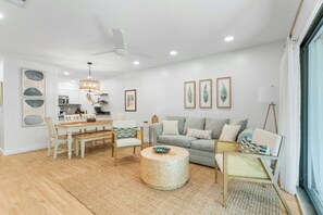 Apartment, 2 Schlafzimmer, Gartenblick (186 - Cypress Sanctuary) | Wohnbereich | 60-Zoll-Smart-TV mit Digitalempfang, Netflix, Hulu