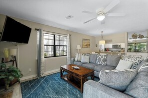 Apartment, 2 Schlafzimmer, Blick auf die Anlage (286 - Sirenas on 30A) | Wohnbereich | 60-Zoll-Smart-TV mit Digitalempfang, Netflix, Hulu