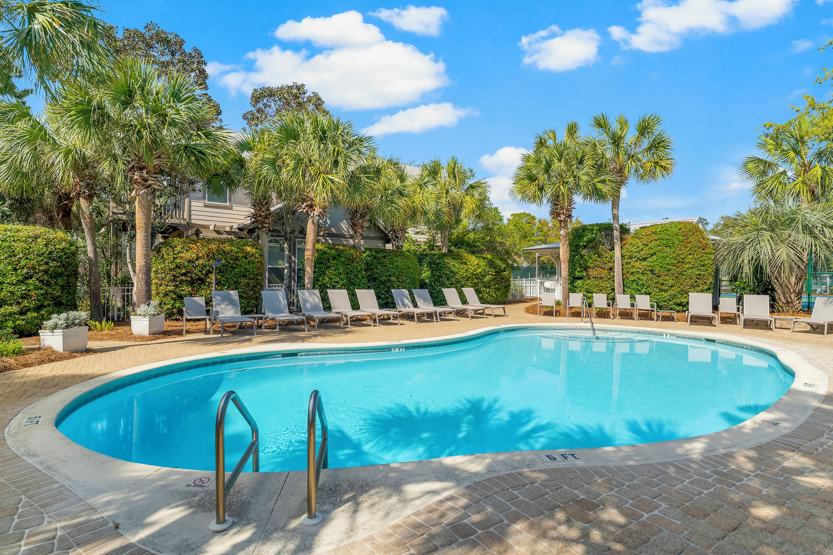 시즌별로 운영되는 야 외 수영장