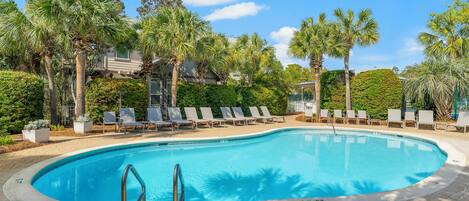 Una piscina al aire libre de temporada