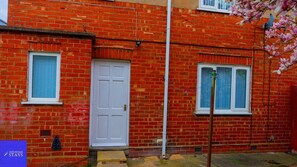 House | Exterior - Cradley Manor - Spacious 6 Bedroom House (Cradley Heath)