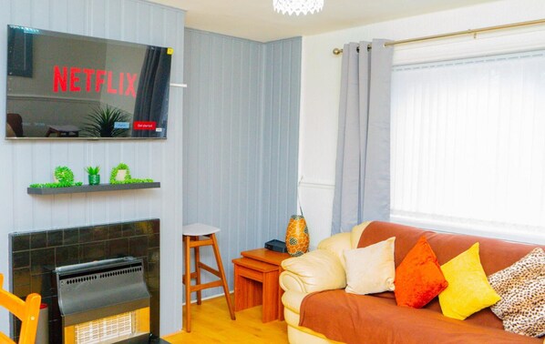 House | Living area | TV - Cradley Manor - Spacious 6 Bedroom House (Cradley Heath)